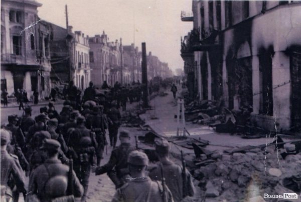 Солдати ідуть по вулиці Сталіна (Лесі Українки). Праворуч - будинок теперішнього Медичного коледжу