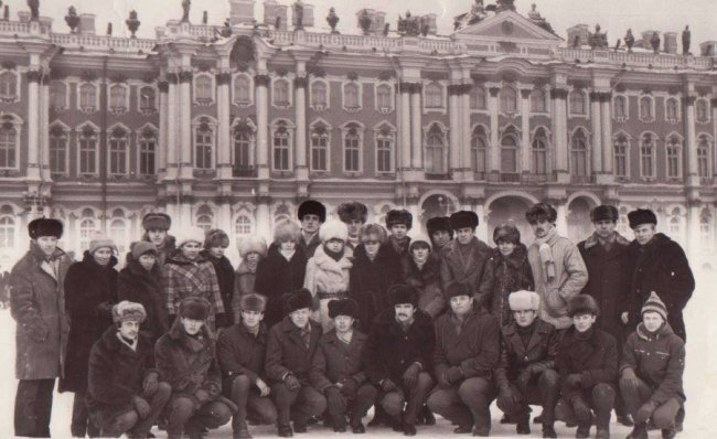 Випуск 1988 р. на екскурсії в Петербурзі разом із куратором Іваном Кічиєм