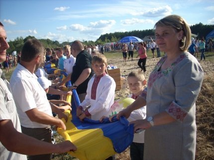 Найбільший прапор України розгорнули на березі озера Люб’язь. ФОТО
