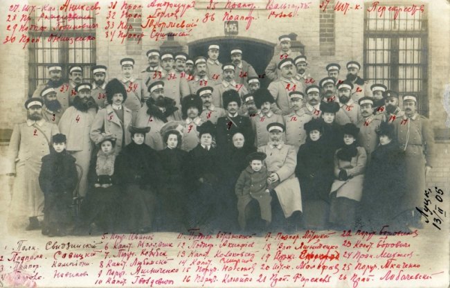 Фото з Луцька, 1905 р. (в першому ряду знизу лучанка з муфтою)