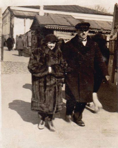 Лучанки на вулицях міста з муфтою в руках. 1930-ті