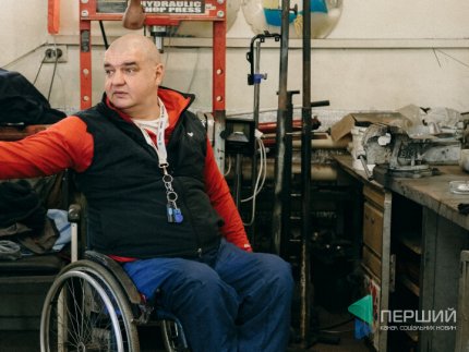 «Зарплати тут немає. Це не бізнес»: як у Луцьку працює автомайстерня, яка допомагає людям з інвалідністю