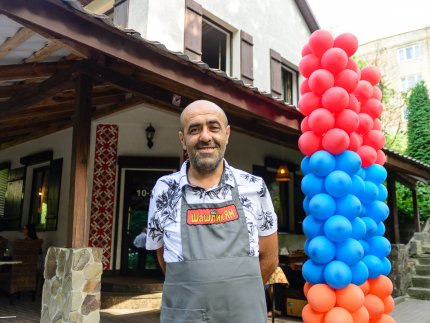 Смачна їжа у неймовірному місці: у Луцьку відкрили екокафе вірменської кухні* 