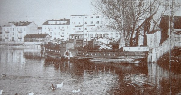 Пароплав «Некрасов» на старій пристані. Фото 1950 року з книги Ірини Левчанівської «Луцьк колись і тепер»