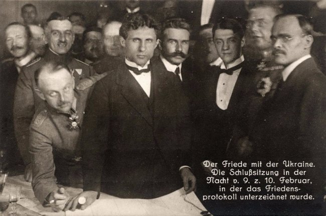 Українська делегація в Брест-Литовську. Крайній справа — Сергій Остапенко. 9 лютого 1918 року