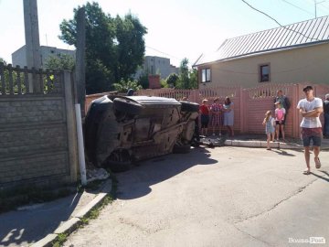 Аварія в Луцьку: авто врізалося в стовп, а потім перекинулося на бік