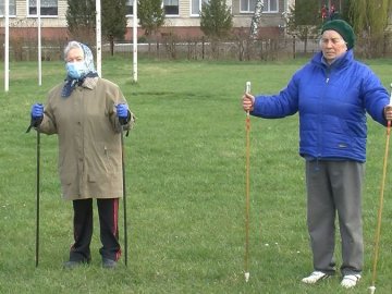 У волинському селищі пенсіонери займаються скандинавською ходьбою. ВІДЕО