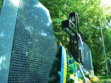 У Польщі молилися на могилах вбитих українців. ФОТО 