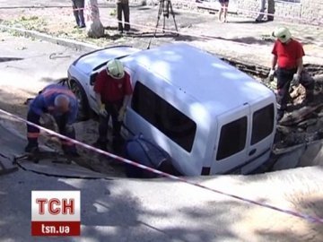 У центрі Києва авто «пішло під землю». ВІДЕО