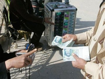 Волинських правоохоронців просили забрати валютників з центру Луцька і поставити їх біля міліції