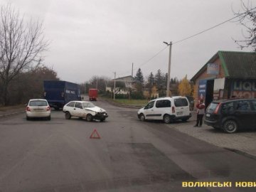 У Луцьку – аварія: водій Peugout Partner в'їхав у легковик
