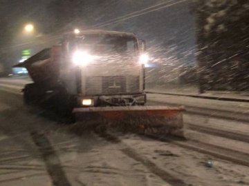 На дорогах і тротуарах Луцька працює снігоочисна техніка. ВІДЕО