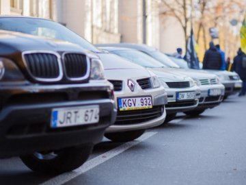 В Україні вирішили ускладнити процедуру ввезення автівки з-за кордону