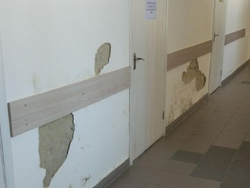 Лучани скаржаться на обдерті стіни у поліклініці, де нещодавно зробили ремонт
