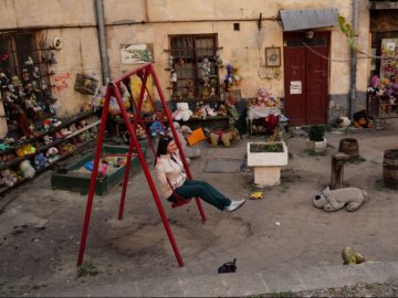 Місце, де живе дитинство: у львівському дворі облаштували «притулок для іграшок». ФОТО