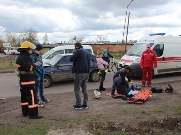 Аварія у Нововолинську: жінки на мотоциклі зіткнулися з автівкою