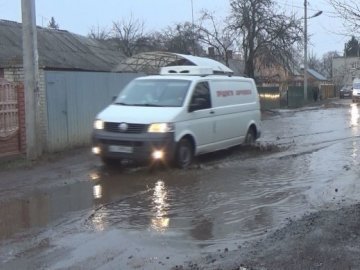 У Луцьку через проблеми з каналізацією топить вулицю