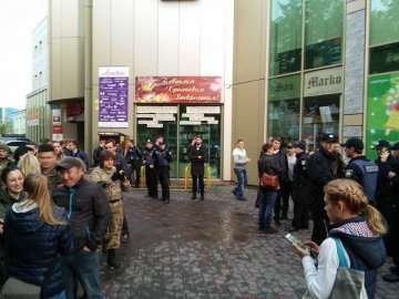 В Луцьку блокують концерт Лободи. ФОТО