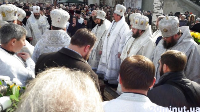 Тисячі людей у Тернополі прийшли попрощатися з братом митрополита Михаїла. ФОТО