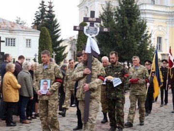 Сьогодні у Луцьку провели в останню путь загиблого Героя Сергія Грибкова. ФОТО