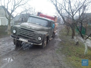 У Нововолинську машина комунальників застрягла у болоті. ФОТО