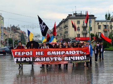 Луцькі націоналісти відзначили День героїв маршем у сильну зливу. ФОТО