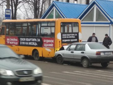 Ранкова аварія у Луцьку: легковик в'їхав у маршрутку. ФОТО