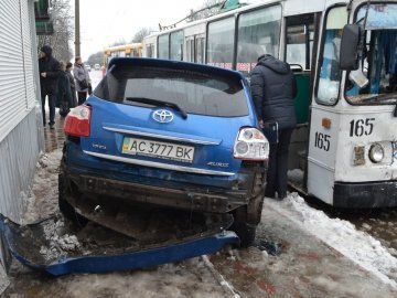 Аварія у Луцьку: авто в’їхало в тролейбус із пасажирами. ФОТО. ВІДЕО