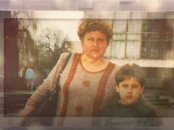 Співак з Луцька MONATIK пригадав, як завдяки своїй неідеальній усмішці допомагав бабусі потрапити до Польщі