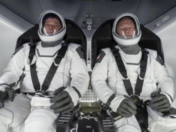 Капсула Crew Dragon з двома астронавтами на борту повернулася на Землю. ВІДЕО
