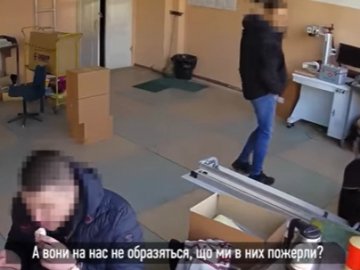 «Що мені ще потрібно?»: в Одесі поліцейські обікрали офіс під час обшуку. ВІДЕО