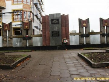 Чому у центрі міста зносять стелу Героям Радянського Союзу. ФОТО