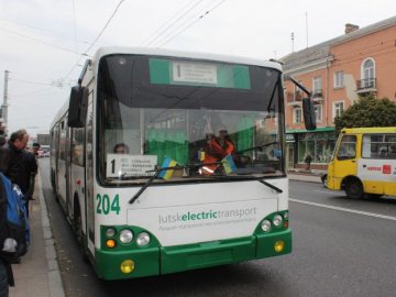 Лучани пересідають із маршруток на тролейбуси