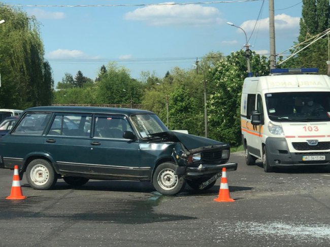 У Луцьку на перехресті біля Генконсульства Польщі зіткнулись два легковики. ФОТО