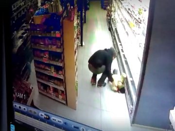 Шокуючі кадри: у супермаркеті чоловік травмував дитину і втік. ВІДЕО