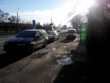 Луцьк: припарковані автомобілі блокують автобусну зупинку. ФОТО