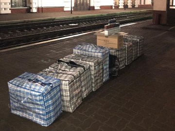 На ковельському вокзалі в поїзд «Варшава-Київ» хотіли запхати 11 000 пачок нелегальних сигарет. ФОТО