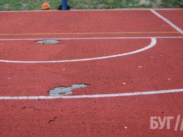 З'явилися діри: у місті на Волині підрядник за власні кошти відновить пошкоджене покриття на спортмайданчику
