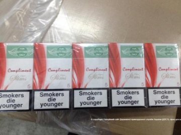 На Волині в «Mercedesі» виявили 30 ящиків сигарет