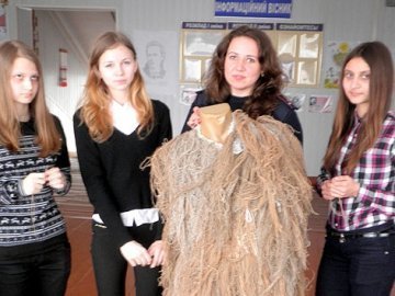Волинські школярі створили костюм-«кікімору» для бійців. ФОТО