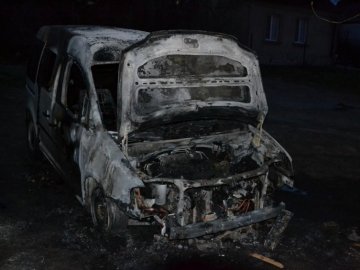 У центрі Луцька спалили авто активіста «Самооборони Волині». ФОТО. ВІДЕО