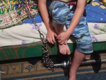 У Кривому Розі співмешканець матері прикував ланцюгом до батереї 7-річного хлопчика