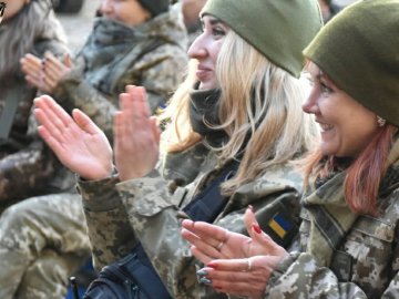 Жінок-військовослужбовців з волинської бригади  вітали зі святом 8 Березня. ФОТО