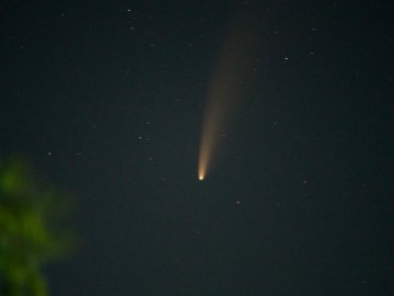 Волинський фотограф «упіймав» в об'єктив камери комету над нічним містом. ФОТО