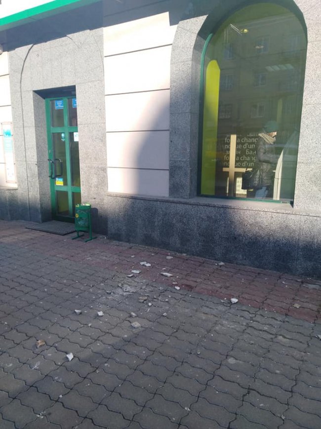 У центрі Луцька з аварійного балкону падає каміння. ФОТО