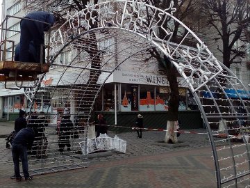 На центральній вулиці Луцька облаштовують святкові арки. ФОТО