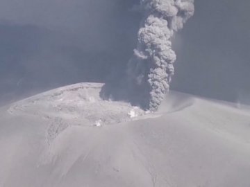 З’явилося неймовірне відео виверження вулкану в Японії