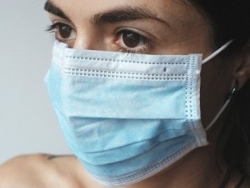 Волинська інфекціоністка розповіла, чи потрібно у спеку носити маску 