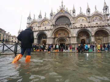 У Венеції відкрили площу Святого Марка: рівень води досі високий