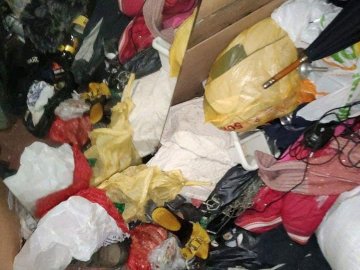 Гори сміття та антисанітарія: мешканці луцької багатоповерхівки скаржаться на проблемного сусіда. ФОТО